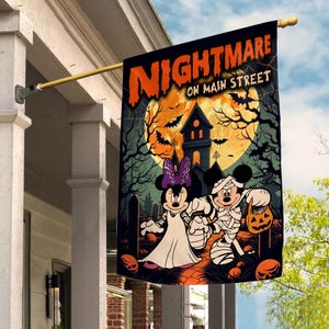 K&ouml;nnte beinhalten: Halloween-Flagge mit Mickey und Minnie Mouse als Mumie und Braut. Die Flagge tr&auml;gt die Aufschrift "Nightmare on Main Street" mit einem gruseligen Hintergrund aus Vollmond, Flederm&auml;usen und einem Spukhaus. Die Flagge h&auml;ngt an einer Veranda.