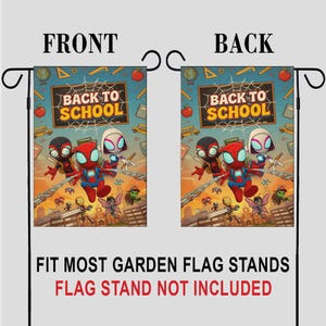 Puede incluir: Bandera de jard&iacute;n de doble cara con personajes de dibujos animados de Spider-Man y el texto "BACK TO SCHOOL". La bandera tiene un fondo azul con ilustraciones tem&aacute;ticas escolares. Dise&ntilde;ada para adaptarse a la mayor&iacute;a de los soportes de banderas de jard&iacute;n.