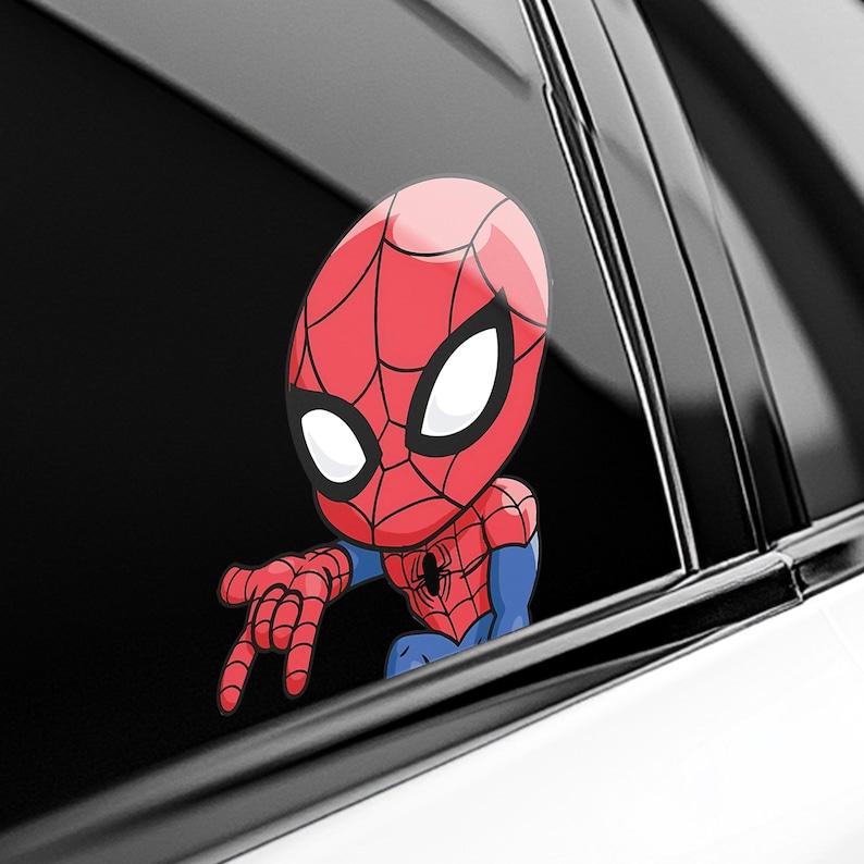 Pode incluir: Um autocolante vermelho e azul do Homem-Aranha, com a m&aacute;scara e o fato do super-her&oacute;i. O autocolante parece estar a espreitar por uma janela de carro, com uma m&atilde;o a apontar. O design &eacute; em estilo cartoon.