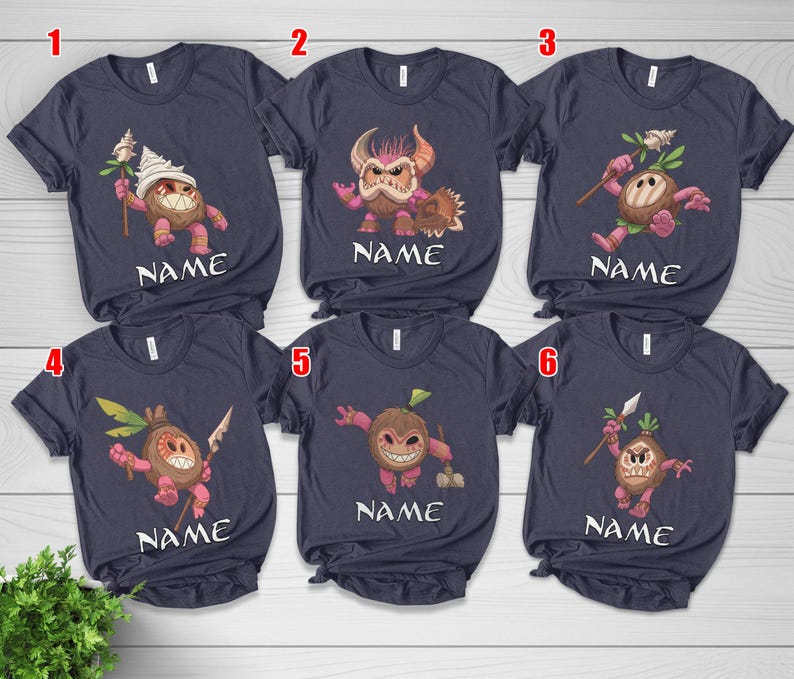 Puede incluir: Camisetas azul marino con personajes de coco de dibujos animados. Cada camiseta presenta un dise&ntilde;o de personaje diferente con una cara sonriente, sosteniendo varios objetos. La palabra "NAME" est&aacute; impresa debajo de cada personaje.