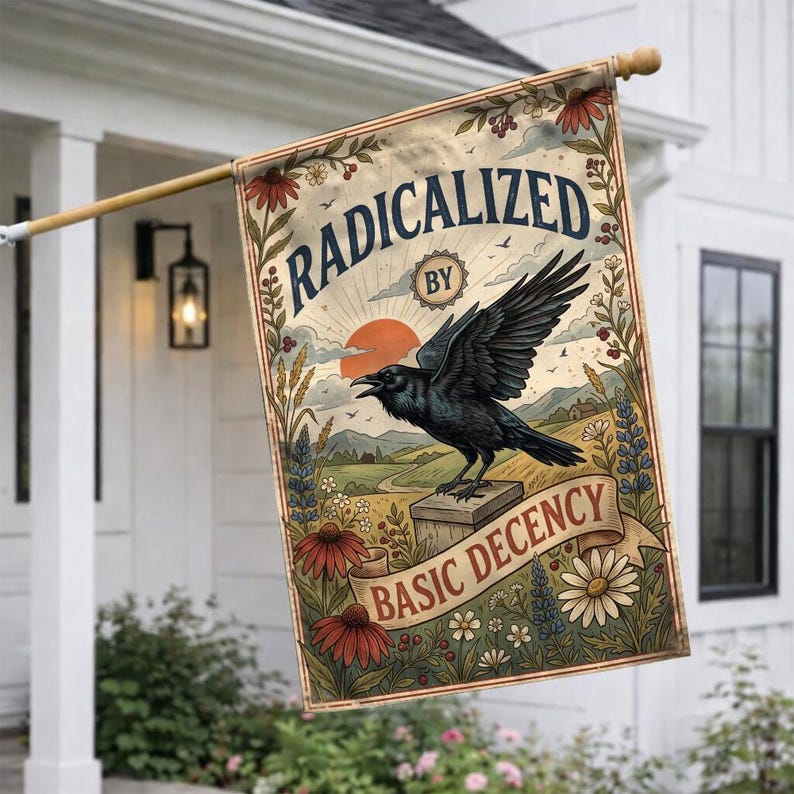 Może przedstawiać: Prostokątna flaga z napisem "RADICALIZED BY BASIC DECENCY" i ilustracją czarnego kruka. Flaga ma stylizowany design z elementami kwiatowymi i krajobrazowymi i wisi na drewnianym maszcie.
