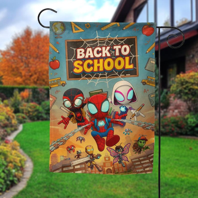 Puede incluir: Una bandera de jard&iacute;n con el tema "Regreso a la escuela" con personajes de dibujos animados de Spider-Man. La bandera tiene un fondo azul con gr&aacute;ficos escolares y el texto "BACK TO SCHOOL" en letras grandes y amarillas. Cuelga de un soporte de metal negro.