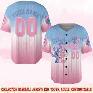 Pode incluir: Uma camisa de beisebol rosa e azul com um design de listras brancas. A camisa apresenta uma imagem de desenho animado de Stitch e Angel do filme da Disney Lilo & Stitch. O texto "Stitch & Angel" &eacute; impresso na frente da camisa. A camisa &eacute; personaliz&aacute;vel com um nome e um n&uacute;mero.