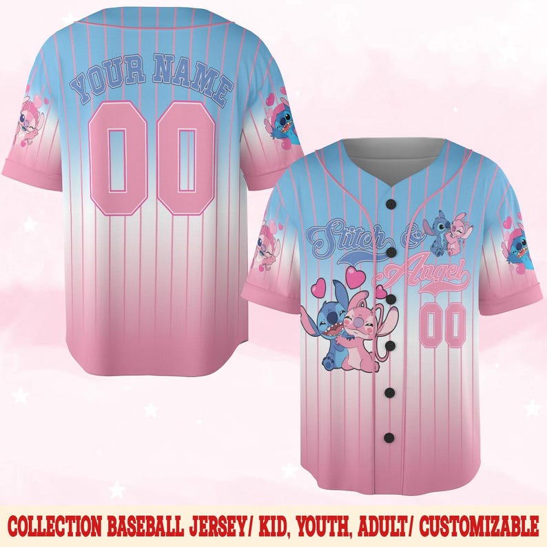 Pode incluir: Uma camisa de beisebol rosa e azul com um design de listras brancas. A camisa apresenta uma imagem de desenho animado de Stitch e Angel do filme da Disney Lilo & Stitch. O texto "Stitch & Angel" &eacute; impresso na frente da camisa. A camisa &eacute; personaliz&aacute;vel com um nome e um n&uacute;mero.
