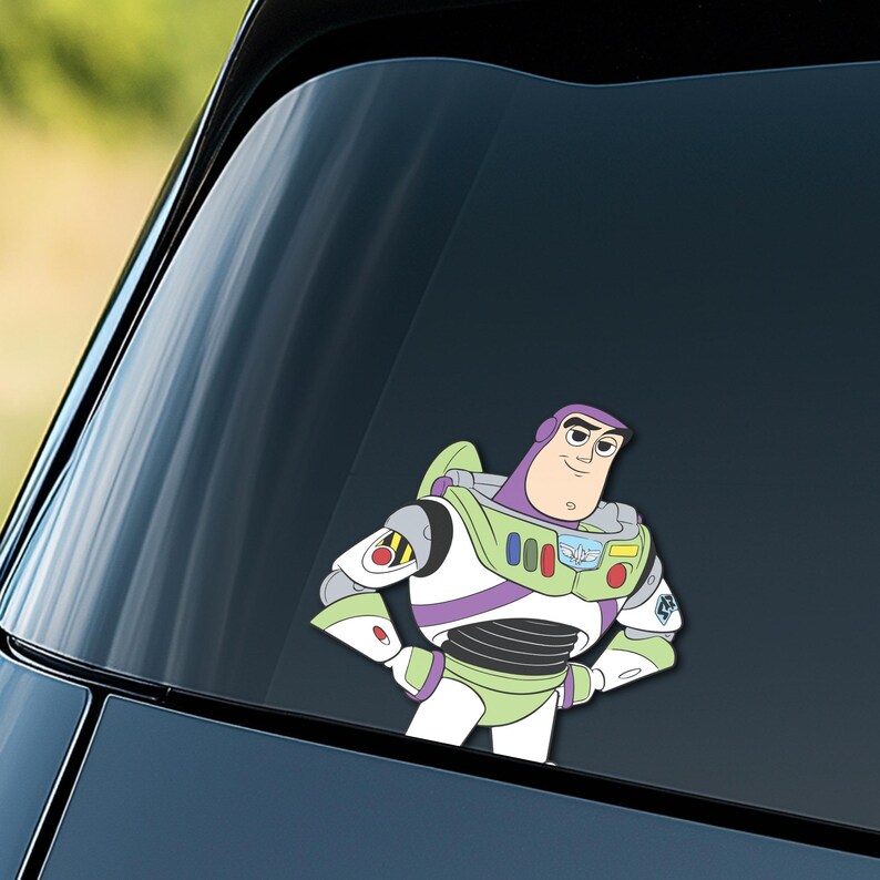 K&ouml;nnte beinhalten: Ein farbenfroher Aufkleber von Buzz Lightyear aus Toy Story. Der Aufkleber zeigt Buzz in seiner Weltraumranger-Uniform mit einem Farbschema aus Wei&szlig;, Gr&uuml;n, Lila und Grau. Der Aufkleber befindet sich auf einer Autoscheibe.