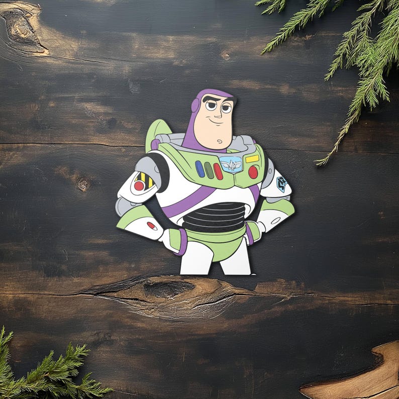 K&ouml;nnte beinhalten: Ein farbenfroher Ausschnitt von Buzz Lightyear aus dem Toy Story-Franchise. Die Figur ist in ihrer Weltraumranger-Uniform dargestellt, mit gr&uuml;nen, wei&szlig;en, lila und roten Akzenten. Das Bild ist vor einem dunklen Holzhintergrund platziert.