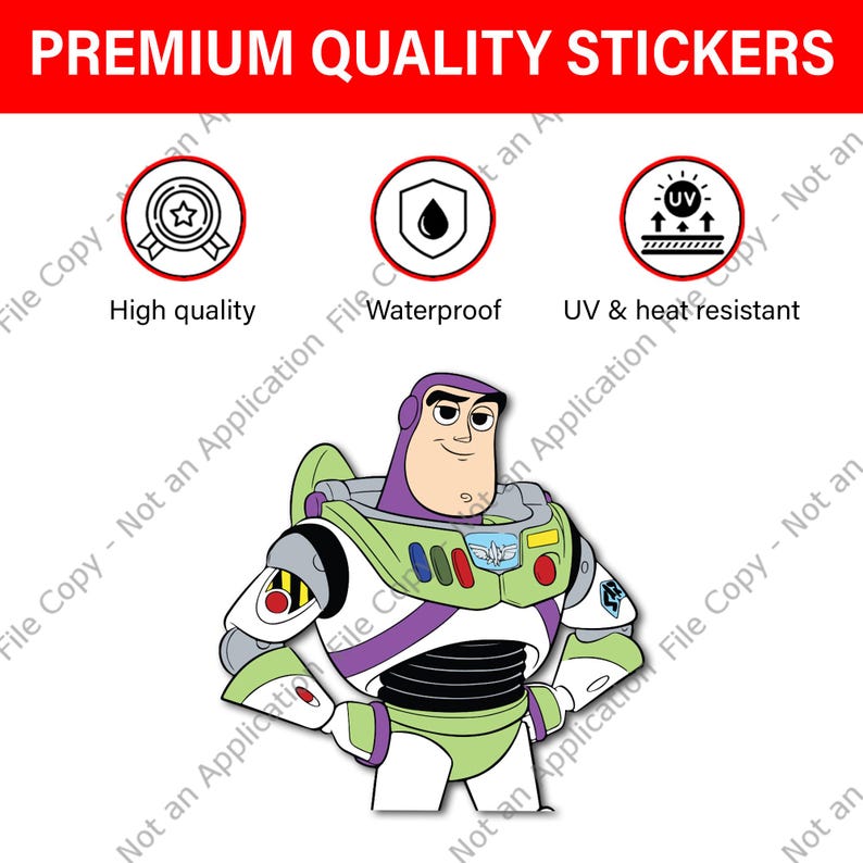 K&ouml;nnte beinhalten: Ein Aufkleber mit Buzz Lightyear aus Toy Story in seinem gr&uuml;nen, wei&szlig;en und lila Raumanzug. Der Aufkleber ist mit "Premium Qualit&auml;t" gekennzeichnet und wird als hochwertig, wasserfest und UV- und hitzebest&auml;ndig beschrieben.