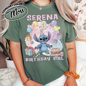 Peut inclure: Un t-shirt vert sauge avec une illustration du personnage Stitch portant un chapeau de f&ecirc;te, entour&eacute; de ballons color&eacute;s, de cadeaux, d'un g&acirc;teau d'anniversaire et de confettis. Le texte indique SERENA 3 BIRTHDAY GIRL en lettres roses et jaunes.
