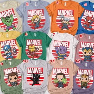 Op de afbeelding: Een verzameling Marvel-t-shirts in verschillende kleuren, elk met een ander superheldenpersonage. De shirts tonen het Marvel-logo en een cartoonillustratie van personages als Hulk, Thor en Spider-Man. De shirts zijn gemaakt van zacht materiaal.