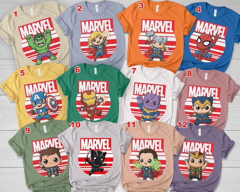 Op de afbeelding: Een verzameling Marvel-t-shirts in verschillende kleuren, elk met een ander superheldenpersonage. De shirts tonen het Marvel-logo en een cartoonillustratie van personages als Hulk, Thor en Spider-Man. De shirts zijn gemaakt van zacht materiaal.