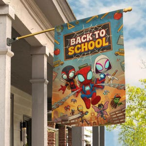 Puede incluir: Bandera rectangular para exteriores con el tema "Back to School" con personajes de dibujos animados de Spider-Man. La bandera tiene un fondo azul con ilustraciones escolares y el texto "Back to School" en amarillo.