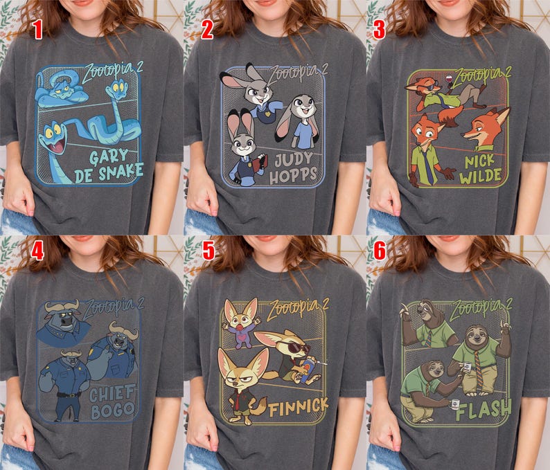 Pode incluir: Seis camisetas cinza escuro com personagens do filme de anima&ccedil;&atilde;o "Zootopia 2". Cada camisa tem um design diferente com personagens como Gary de Snake, Judy Hopps, Nick Wilde, Chief Bogo, Finnick e Flash, com seus nomes.
