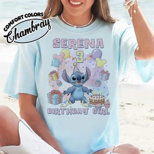 Peut inclure: Un t-shirt bleu clair avec une illustration du personnage Stitch portant un chapeau de f&ecirc;te, entour&eacute; de ballons, de cadeaux, d'un g&acirc;teau d'anniversaire avec des bougies et de cupcakes. Le texte indique SERENA, 3, et BIRTHDAY GIRL en rose.