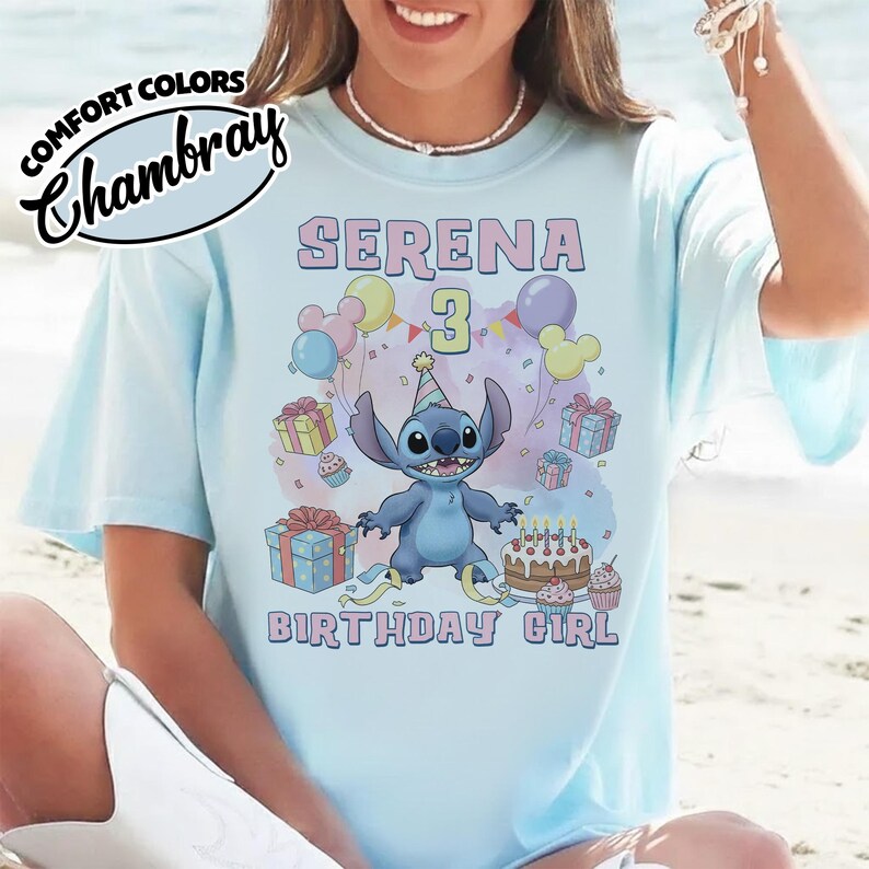 Peut inclure: Un t-shirt bleu clair avec une illustration du personnage Stitch portant un chapeau de f&ecirc;te, entour&eacute; de ballons, de cadeaux, d'un g&acirc;teau d'anniversaire avec des bougies et de cupcakes. Le texte indique SERENA, 3, et BIRTHDAY GIRL en rose.