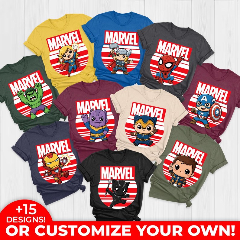 Pode incluir: Uma cole&ccedil;&atilde;o de camisetas com tema Marvel em v&aacute;rias cores, cada uma com um personagem de super-her&oacute;i diferente. As camisetas exibem o logotipo da Marvel dentro de um design circular vermelho e branco. O texto na parte inferior diz "+15 DESIGNS! OR CUSTOMIZE YOUR OWN!"