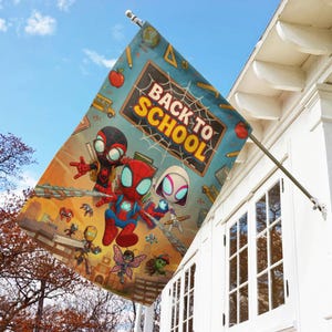 Puede incluir: Bandera rectangular con el tema "Vuelta al cole" con personajes de dibujos animados de Spider-Man. La bandera tiene un fondo azul con gr&aacute;ficos escolares y el texto "Back to School" en amarillo y naranja.