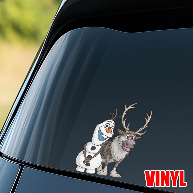 Puede incluir: Una calcoman&iacute;a de vinilo con los personajes animados Olaf el mu&ntilde;eco de nieve y Sven el reno de la pel&iacute;cula Frozen. Olaf es blanco con una nariz de zanahoria y una gran sonrisa. Sven es marr&oacute;n con grandes cuernos. La palabra "VINYL" est&aacute; en rojo.