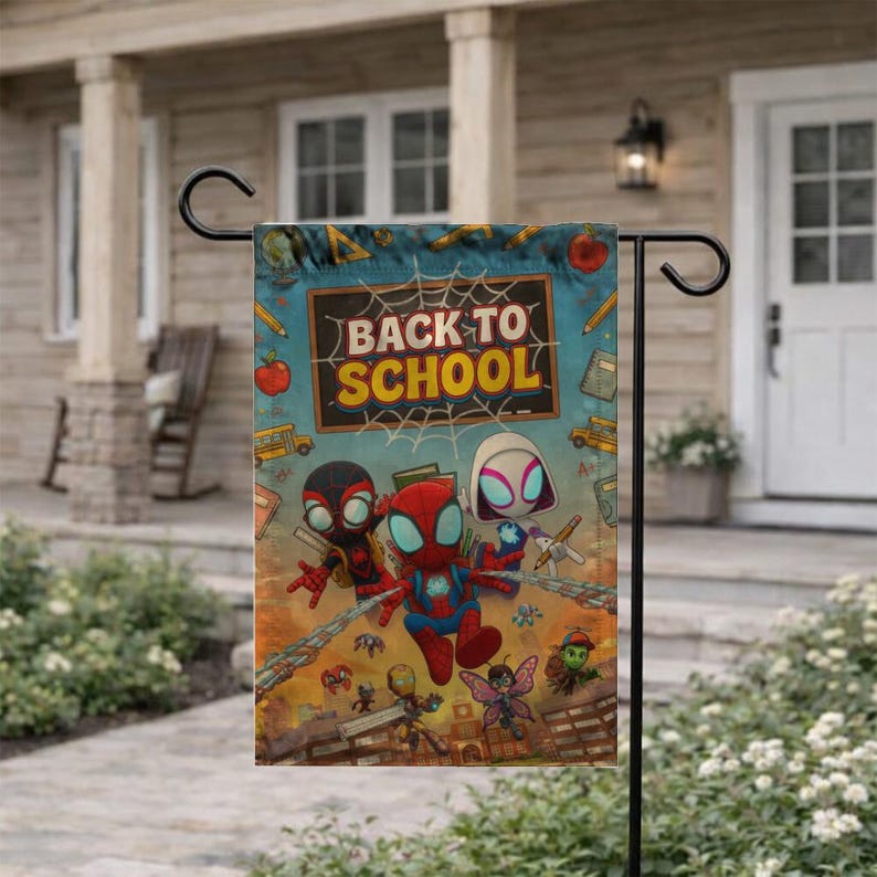 Puede incluir: Una bandera de jard&iacute;n con la inscripci&oacute;n "BACK TO SCHOOL" y personajes de dibujos animados. La bandera presenta un dise&ntilde;o de estilo c&oacute;mic con Spider-Man y otros personajes. La bandera est&aacute; colgada fuera de una casa.