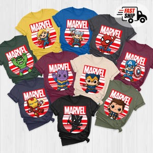 Pode incluir: Uma cole&ccedil;&atilde;o de camisetas com tema Marvel em v&aacute;rias cores, cada uma com um personagem de super-her&oacute;i diferente. As camisetas t&ecirc;m o logotipo da Marvel em uma caixa vermelha com um c&iacute;rculo e listras brancas. As camisetas s&atilde;o de manga curta.