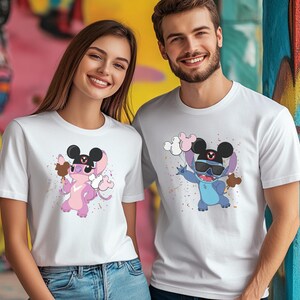 K&ouml;nnte beinhalten: Zwei Personen tragen wei&szlig;e T-Shirts mit Cartoon-Charakteren. Auf einem Shirt ist ein rosa Charakter mit Eis zu sehen, auf dem anderen ein blauer Charakter mit Luftballons. Beide Charaktere tragen Mickey Mouse Ohren und Sonnenbrillen.