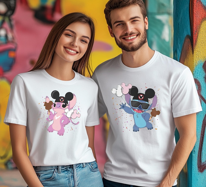 K&ouml;nnte beinhalten: Zwei Personen tragen wei&szlig;e T-Shirts mit Cartoon-Charakteren. Auf einem Shirt ist ein rosa Charakter mit Eis zu sehen, auf dem anderen ein blauer Charakter mit Luftballons. Beide Charaktere tragen Mickey Mouse Ohren und Sonnenbrillen.