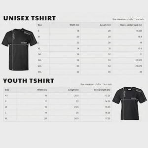Puede incluir: Una tabla de tallas de camisetas negras para tallas unisex y juveniles. La tabla incluye medidas de ancho, largo y largo de manga en pulgadas. El texto "UNISEX TSHIRT" y "YOUTH TSHIRT" est&aacute; en la parte superior de la tabla.