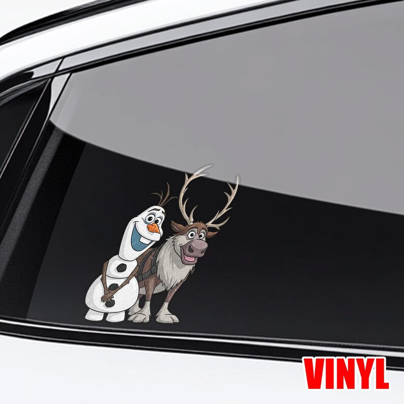 Puede incluir: Una calcoman&iacute;a de vinilo con Olaf el mu&ntilde;eco de nieve y Sven el reno de la pel&iacute;cula Frozen. Olaf es blanco con una nariz de zanahoria y una sonrisa. Sven es marr&oacute;n con grandes cuernos. La palabra "VINYL" est&aacute; en rojo en la parte inferior.