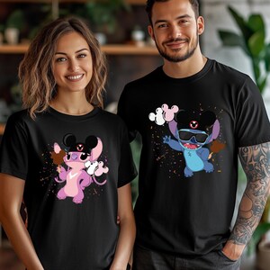 K&ouml;nnte beinhalten: Schwarze T-Shirts mit Cartoon-Charakteren. Eines zeigt einen rosa Charakter mit einem Hut im Mickey-Mouse-Stil und Eis. Das andere hat einen blauen Charakter mit Sonnenbrille und Eis, beide mit bunten Spritzern.