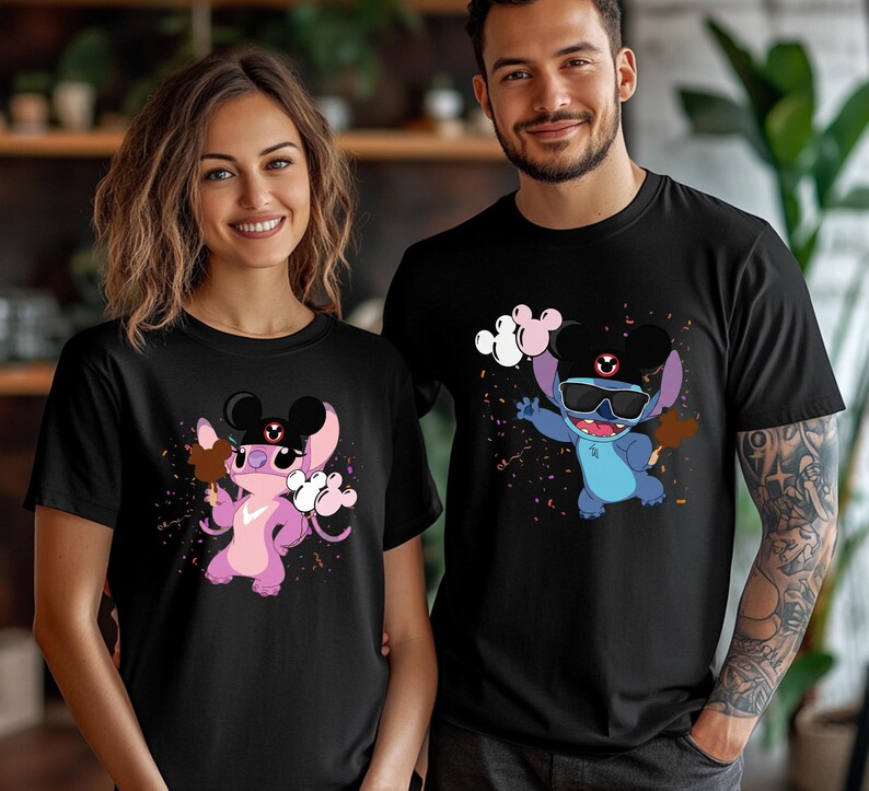 K&ouml;nnte beinhalten: Schwarze T-Shirts mit Cartoon-Charakteren. Eines zeigt einen rosa Charakter mit einem Hut im Mickey-Mouse-Stil und Eis. Das andere hat einen blauen Charakter mit Sonnenbrille und Eis, beide mit bunten Spritzern.