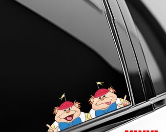 Pegatina de Tweedle Dee y Tweedle Dum Peeker – Calcomanía de vinilo de Alicia en el País de las Maravillas, linda pegatina impermeable para computadora portátil, botella, ventana de automóvil C2E318