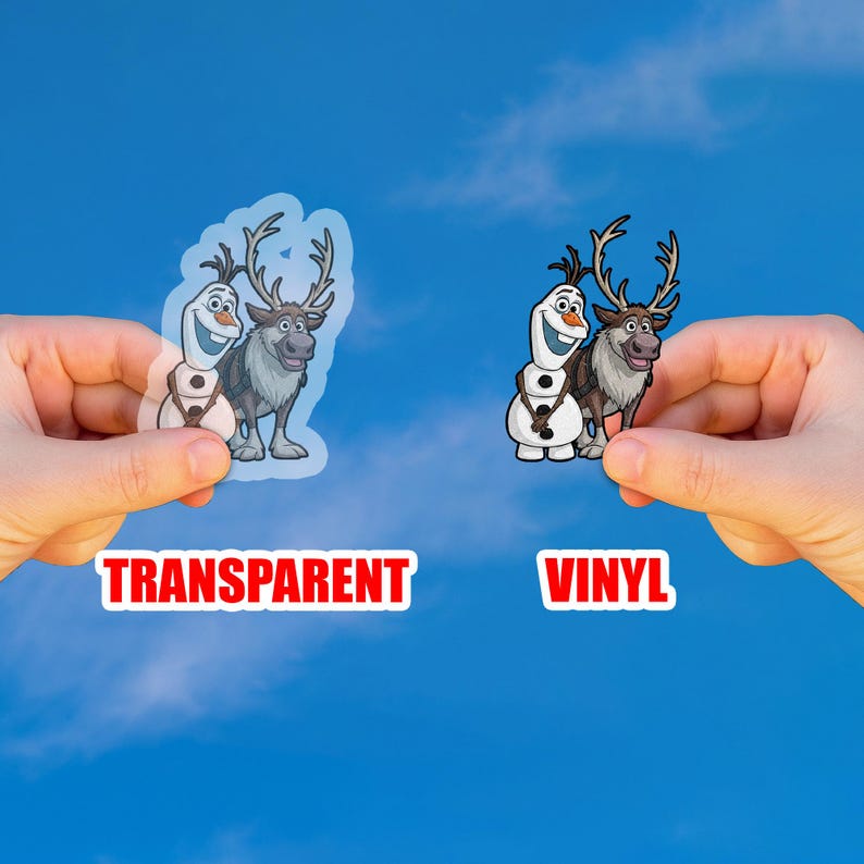 Puede incluir: Dos pegatinas con personajes de la pel&iacute;cula animada "Frozen" se sostienen contra un cielo azul. Una es transparente, la otra de vinilo. El texto de la imagen dice "TRANSPARENT" y "VINYL".
