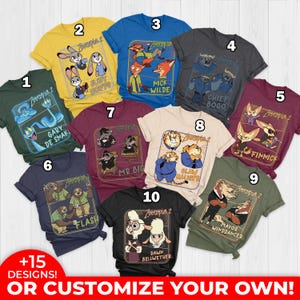 Pode incluir: Uma cole&ccedil;&atilde;o de camisetas gr&aacute;ficas Zootopia 2 em v&aacute;rias cores, cada uma com personagens diferentes do filme de anima&ccedil;&atilde;o. As camisas exibem personagens como Judy Hopps, Nick Wilde e Chief Bogo. O texto "+15 DESIGNS! OR CUSTOMIZE YOUR OWN!" est&aacute; na parte inferior.