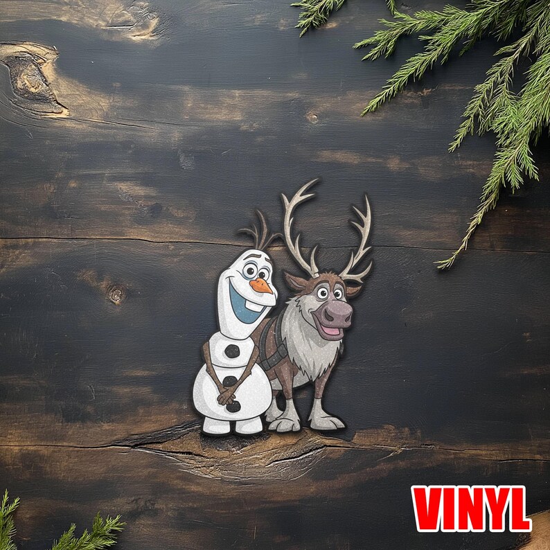 Puede incluir: Una pegatina de vinilo con los personajes Olaf el mu&ntilde;eco de nieve y Sven el reno de la pel&iacute;cula Frozen. Olaf es blanco con una nariz de zanahoria y botones negros. Sven es marr&oacute;n con grandes cuernos. La palabra "VINYL" est&aacute; en la esquina inferior derecha.