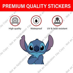 Może przedstawiać: Niebieska naklejka z postacią z kresk&oacute;wki z napisem "PREMIUM QUALITY STICKERS". Naklejka przedstawia postać ze skrzyżowanymi ramionami oraz ikonami wskazującymi na wysoką jakość, wodoodporność i odporność na promieniowanie UV i ciepło.
