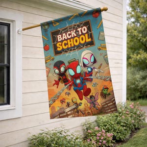 Puede incluir: Bandera rectangular para exteriores con una colorida ilustraci&oacute;n de Spider-Man y otros personajes. La bandera muestra las palabras "BACK TO SCHOOL" en amarillo y naranja. El fondo es un paisaje urbano con elementos escolares.