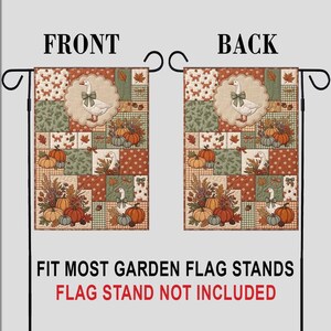 Pu&ograve; includere: Una bandiera da giardino rettangolare con un design patchwork a motivi autunnali che includono oche, zucche, foglie e volpi in tonalit&agrave; arancione, verde e crema. Il testo FRONT e BACK etichetta i lati, mentre il testo indica FIT MOST GARDEN FLAG STANDS.