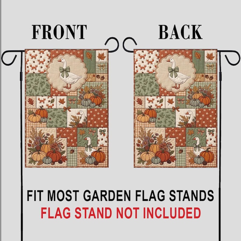 Pu&ograve; includere: Una bandiera da giardino rettangolare con un design patchwork a motivi autunnali che includono oche, zucche, foglie e volpi in tonalit&agrave; arancione, verde e crema. Il testo FRONT e BACK etichetta i lati, mentre il testo indica FIT MOST GARDEN FLAG STANDS.