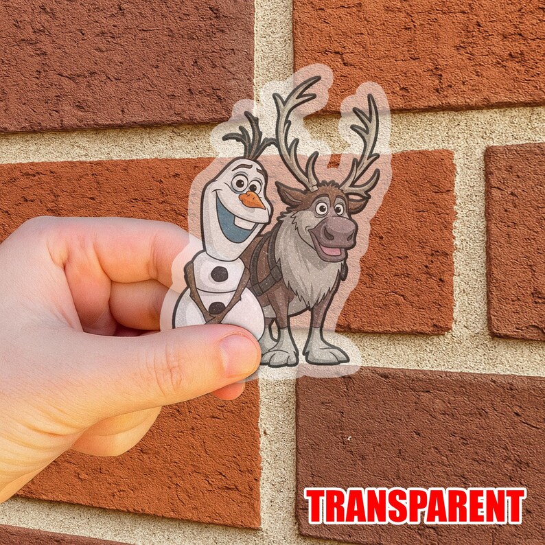 Puede incluir: Una pegatina transparente con los personajes de dibujos animados Olaf el mu&ntilde;eco de nieve y Sven el reno de la pel&iacute;cula Frozen. Olaf es blanco con una nariz de zanahoria y Sven es marr&oacute;n con grandes cuernos. La palabra "TRANSPARENT" est&aacute; impresa en rojo.