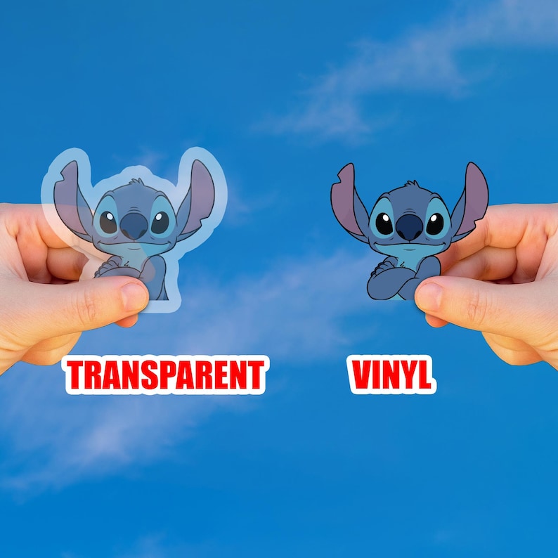 Może przedstawiać: Dwie naklejki z postacią Stitcha z Lilo & Stitch. Jedna jest przezroczysta, druga winylowa. Są trzymane na tle błękitnego nieba. Słowo "TRANSPARENT" jest wydrukowane na czerwono na białym prostokącie. Słowo "VINYL" jest wydrukowane na czerwono na białym prostokącie.