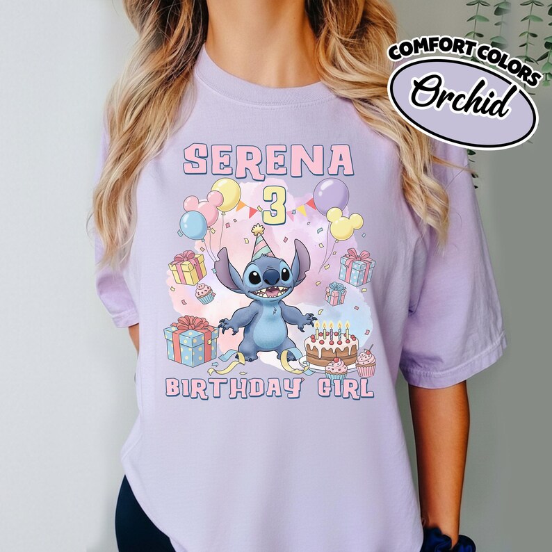 Peut inclure: Un t-shirt violet clair avec une illustration du personnage Stitch portant un chapeau de f&ecirc;te, entour&eacute; de ballons, de cadeaux et d'un g&acirc;teau d'anniversaire. Le texte indique SERENA, 3 et BIRTHDAY GIRL. Une &eacute;tiquette indique COMFORT COLORS Orchid.