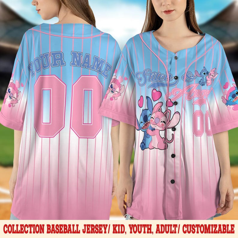 Pode incluir: Camisola de beisebol rosa e azul com Stitch e Angel de Lilo & Stitch. A camisola tem um padr&atilde;o de riscas rosa e azul e diz "Stitch & Angel" na frente. A parte de tr&aacute;s da camisola tem um nome e um n&uacute;mero personaliz&aacute;veis.