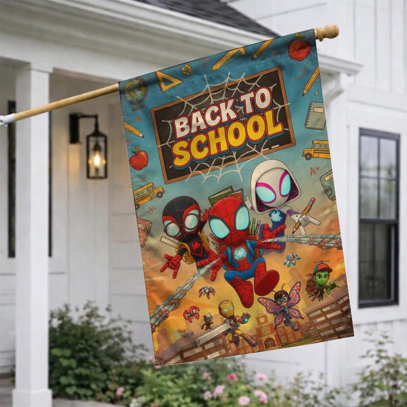 Puede incluir: Bandera rectangular para exteriores con las palabras "BACK TO SCHOOL" e ilustraciones de personajes de Spider-Man, &uacute;tiles escolares y un autob&uacute;s escolar. La bandera cuelga de un poste de madera en una casa blanca.