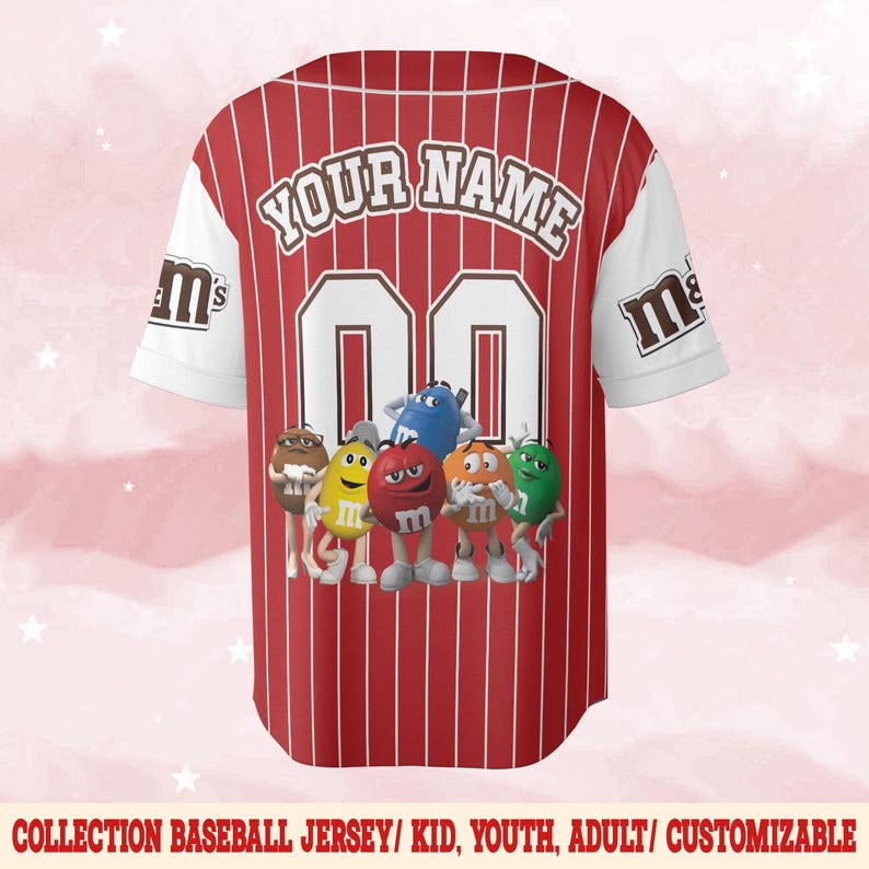 Puede incluir: Camiseta de b&eacute;isbol roja y blanca con rayas verticales rojas. La camiseta presenta el texto "YOUR NAME" sobre el n&uacute;mero "00" y un grupo de personajes de dibujos animados de M&M's. Las mangas son blancas con el logo "M&M's".