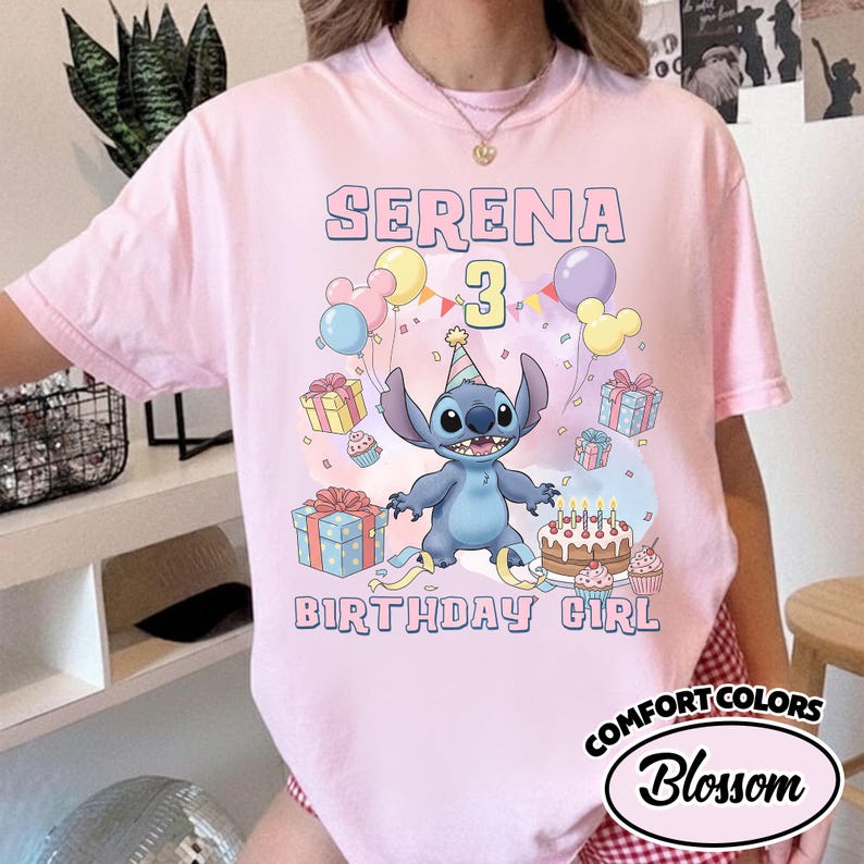 Peut inclure: Un t-shirt rose clair avec une illustration du personnage Stitch portant un chapeau de f&ecirc;te, entour&eacute; de ballons color&eacute;s, de cadeaux, d'un g&acirc;teau d'anniversaire et de confettis. Le texte indique SERENA 3 BIRTHDAY GIRL en bleu clair.