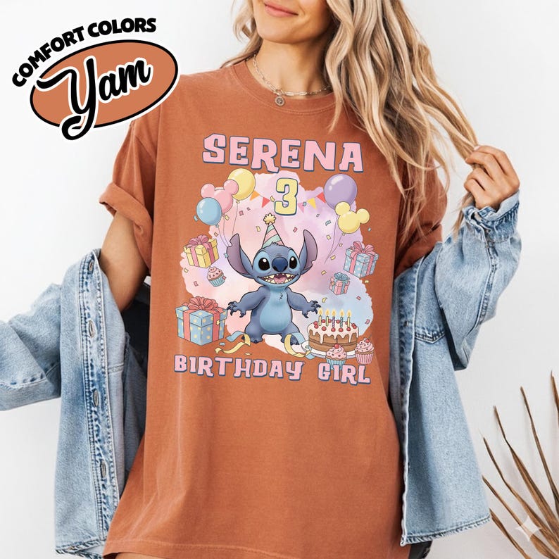 Peut inclure: Un t-shirt couleur rouille avec un motif du personnage Stitch portant un chapeau de f&ecirc;te, entour&eacute; de ballons, de cadeaux, d'un g&acirc;teau d'anniversaire et du texte "SERENA 3 BIRTHDAY GIRL". Le t-shirt inclut un logo "COMFORT COLORS" dans le coin.