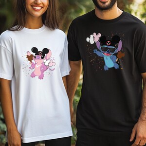 K&ouml;nnte beinhalten: Zwei T-Shirts, eines wei&szlig; und eines schwarz, jeweils mit einer Cartoonfigur, die einen Hut und eine Sonnenbrille im Mickey-Mouse-Stil tr&auml;gt. Das wei&szlig;e Shirt hat eine rosa Figur, die Eis h&auml;lt. Das schwarze Shirt hat eine blaue Figur, die Eis h&auml;lt.
