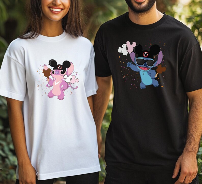 K&ouml;nnte beinhalten: Zwei T-Shirts, eines wei&szlig; und eines schwarz, jeweils mit einer Cartoonfigur, die einen Hut und eine Sonnenbrille im Mickey-Mouse-Stil tr&auml;gt. Das wei&szlig;e Shirt hat eine rosa Figur, die Eis h&auml;lt. Das schwarze Shirt hat eine blaue Figur, die Eis h&auml;lt.