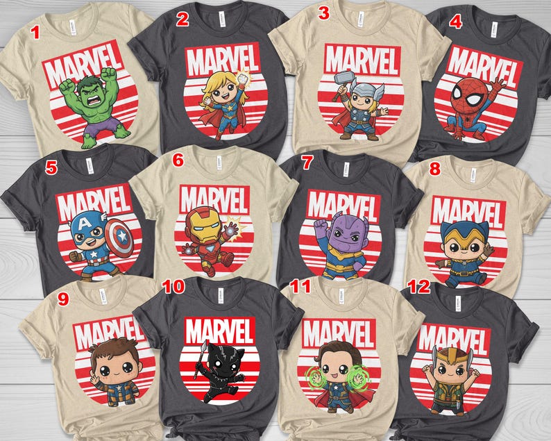 Op de afbeelding: Een verzameling Marvel-thema T-shirts. Elk shirt heeft een andere Marvel-personage-afbeelding in een rood en wit cirkelvormig ontwerp, met het Marvel-logo erboven. De shirts zijn in verschillende kleuren, waaronder beige, grijs en zwart.