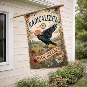 Może przedstawiać: Prostokątna flaga z napisem "RADICALIZED BY BASIC DECENCY" i grafiką czarnego kruka siedzącego na drewnianym bloku. Flaga ma estetykę vintage z elementami kwiatowymi i krajobrazowymi.