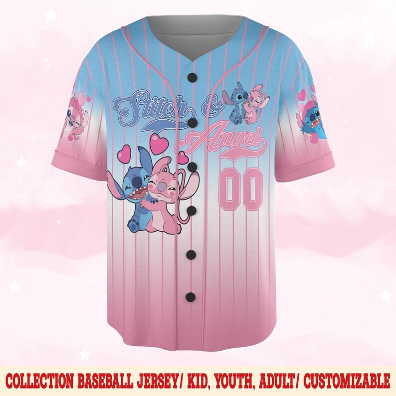 Pode incluir: Uma camisa de beisebol rosa e azul com um design de Stitch e Angel. A camisa tem um padr&atilde;o de listras brancas e o texto "Stitch & Angel" com o n&uacute;mero "00" na frente.